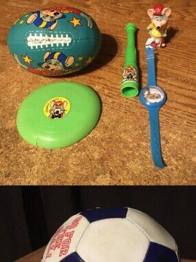 CHUCK E. CHEESE SHOWBIZ PIZZA 1985 FOOTBALL FRISBEE 1981 WATCH FIGURE TELESCOPE
